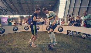 Jan Vertonghen playing panna football against Martijn Debut